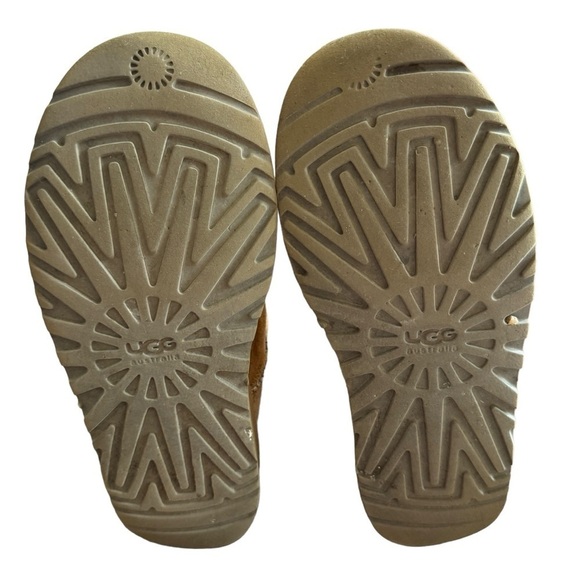 UGG Classic Short Boot in Chestnut, Size 7 - Picture 4 of 6